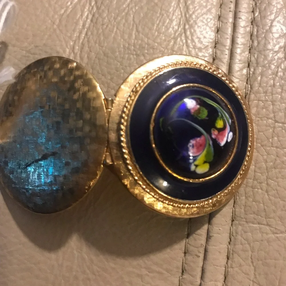 Beautiful Locket - Picture 2 of 3